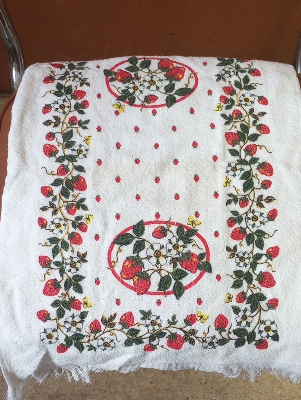 Vintage Strawberry 9-Piece Kitchen Linen Lot: Towels, Dishcloths, Decor. As-Is
